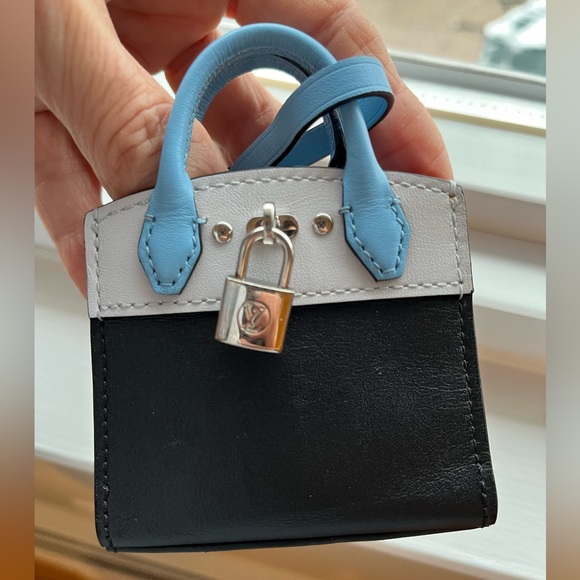 RARE LV CITY STEAMER BAG CHARM KEY HOLDER WITH COA - Picture 4 of 13